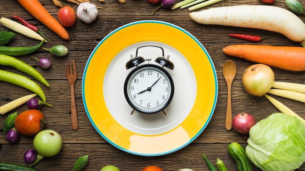 ⏰ Melhor Horário para Consumir Cada Tipo de Alimento + Receita de Omelete de Espinafre para o Café da Manhã