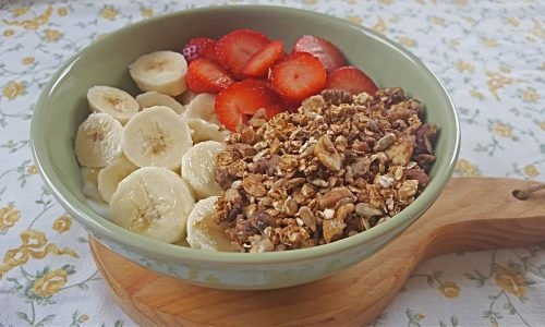 🍎 Benefícios dos Alimentos Naturais na Saúde + Receita de Bowl de Frutas com Iogurte e Granola